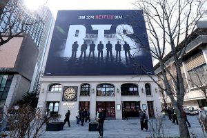 SEOUL, KOREA SELATAN - 20 Maret: Sebuah papan iklan yang mempromosikan konser comeback grup K-pop BTS terlihat di dekat Lapangan Gwanghwamun pada 20 Maret 2026 di Seoul, Korea Selatan. Konser gratis di Lapangan Gwanghwamun ini akan menjadi penampilan pertama grup tersebut dalam hampir empat tahun dan akan dihadiri oleh 22.000 penggemar yang diundang. (Foto oleh Chung Sung-Jun/Getty Images)