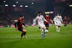 BOURNEMOUTH, INGGRIS - 20 Maret 2026: Bruno Fernandes dari Manchester United mengontrol bola selama pertandingan Liga Premier antara Bournemouth dan Manchester United di Stadion Vitality di Bournemouth, Inggris. (Foto oleh Ash Donelon/Manchester United via Getty Images)