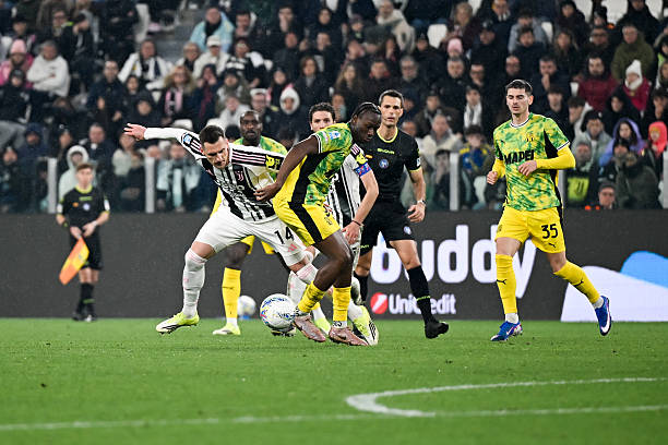 TURIN ITALIA   21 Maret Arkadiusz Krystian Milik dari Juventus berebut bola dengan Ismael Koné dari US Sassuolo selama pertandingan Serie A antara Juventus FC dan US Sassuolo Calcio di Stadion Allianz pada 21 Maret 2026 di Turin Italia Foto oleh Daniele Badolato   Juventus FCJuventus FC via Getty Images