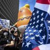 LOS ANGELES AMERIKA SERIKAT   28 Maret Sosok pendukung Trump terlihat di unjuk rasa No Kings di pusat kota Los Angeles California Amerika Serikat pada 28 Maret 2026 Foto oleh Jon PutmanAnadolu via Getty Images