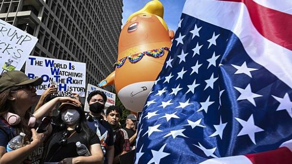 LOS ANGELES AMERIKA SERIKAT   28 Maret Sosok pendukung Trump terlihat di unjuk rasa No Kings di pusat kota Los Angeles California Amerika Serikat pada 28 Maret 2026 Foto oleh Jon PutmanAnadolu via Getty Images