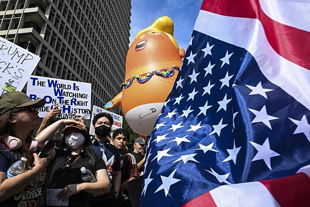 LOS ANGELES AMERIKA SERIKAT   28 Maret Sosok pendukung Trump terlihat di unjuk rasa No Kings di pusat kota Los Angeles California Amerika Serikat pada 28 Maret 2026 Foto oleh Jon PutmanAnadolu via Getty Images