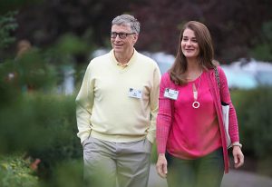 SUN VALLEY, ID - 11 Juli: Miliarder Bill Gates, ketua dan pendiri Microsoft Corp., dan istrinya Melinda menghadiri Konferensi Allen & Company Sun Valley pada 11 Juli 2015 di Sun Valley, Idaho. Banyak pebisnis terkaya dan paling berpengaruh di dunia dari bidang media, keuangan, dan teknologi menghadiri konferensi tahunan selama seminggu ini yang memasuki tahun ke-33. (Foto oleh Scott Olson/Getty Images)