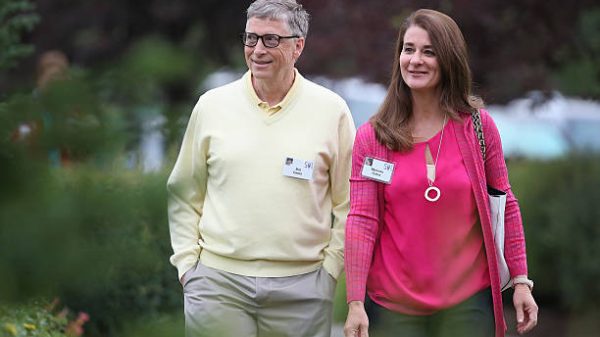 SUN VALLEY ID   11 Juli Miliarder Bill Gates ketua dan pendiri Microsoft Corp dan istrinya Melinda menghadiri Konferensi Allen  Company Sun Valley pada 11 Juli 2015 di Sun Valley Idaho Banyak pebisnis terkaya dan paling berpengaruh di dunia dari bidang media keuangan dan teknologi menghadiri konferensi tahunan selama seminggu ini yang memasuki tahun ke 33 Foto oleh Scott OlsonGetty Images