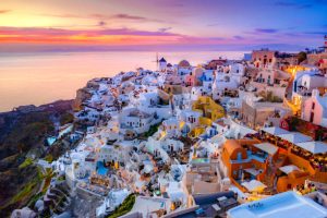 Kota Oia di pulau Santorini Yunani Rumah dan gereja tradisional dan terkenal dengan kubah biru di atas Kaldera laut Aegea Foto iStockGatsi