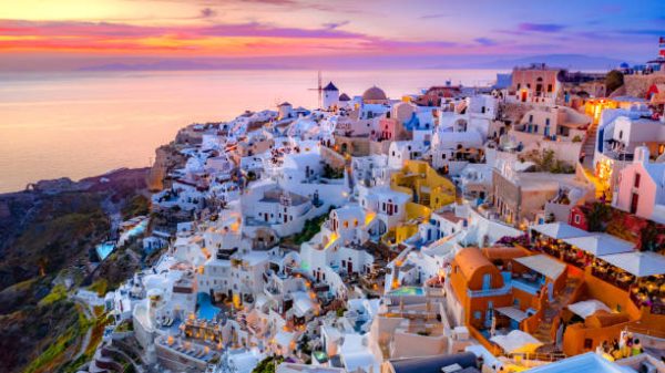 Kota Oia di pulau Santorini Yunani Rumah dan gereja tradisional dan terkenal dengan kubah biru di atas Kaldera laut Aegea Foto iStockGatsi