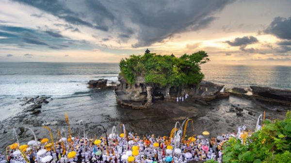 Upacara melasti dilaksanakan oleh umat Hindu di pantai beberapa hari sebelum menyambut hari raya Nyepi Foto iStockraung
