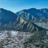 Pemandangan udara sawah mosaik ikonik Sembalun Lombok Timur dan perbukitan hijau Foto iStockAmed in bali
