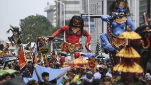 Warga mengarak ogoh ogoh saat pawai di kawasan Bundaran HI Jakarta Minggu 832026 Pawai budaya tersebut digelar menjelang perayaan Hari Raya Nyepi Tahun Baru Saka 1948 ANTARA FOTOHafidz Mubarak A