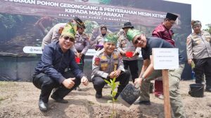 kapolda-riau-irjen-pol-herry-heryawan-melakukan-penanaman-pohon-dan-menyerahkan-bantuan-mesin-ketinting-untuk-nelayan-pulau-ru-1774616072852_169
