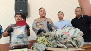 kapolresta-cilacap-kombes-budi-adhy-buono-menunjukkan-barang-bukti-kasus-pembunuhan-wna-asal-singapura-di-mapolresta-cilacap-j-1774605407011_169