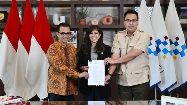 Menkomdigi Meutia Hafid bersama Wamenkomdigi Nezar Patria dan Wamenkomdigi Angga Raka Prabowo memegang salinan aturan teknis pelaksanaan kebijakan pelindungan anak di ruang digital melalui Peraturan Menteri Komunikasi dan Digital Nomor 9 Tahun 2026 sebagai turunan dari Peraturan Pemerintah Nomor 17 Tahun 2025 tentang Tata Kelola Penyelenggaraan Sistem Elektronik dalam Pelindungan Anak PP TUNAS foto dok Kemkomdigi