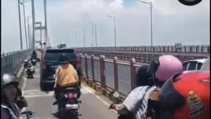 mobil-masuk-lajur-motor-di-jembatan-suramadu-1774070638736_169