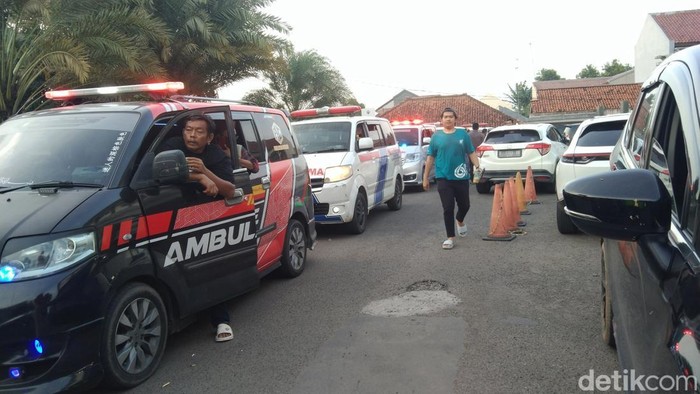 Foto Para korban laka maut di Majalengka saat dibawa pulang ambulans ke Karawang Erick Disy DarmawandetikJabar