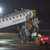 Sebuah pesawat Air Canada Express CRJ 900 berada di landasan pacu setelah bertabrakan dengan truk pemadam kebakaran Otoritas Pelabuhan di bandara LaGuardia New York AS pada 23 Maret 2026 Angela WeissAFP