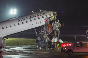 Sebuah pesawat Air Canada Express CRJ-900 berada di landasan pacu setelah bertabrakan dengan truk pemadam kebakaran Otoritas Pelabuhan di bandara LaGuardia, New York, AS, pada 23 Maret 2026 [Angela Weiss/AFP]
