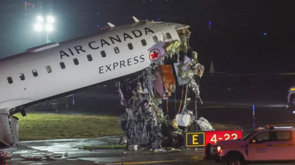 Sebuah pesawat Air Canada Express CRJ 900 berada di landasan pacu setelah bertabrakan dengan truk pemadam kebakaran Otoritas Pelabuhan di bandara LaGuardia New York AS pada 23 Maret 2026 Angela WeissAFP