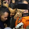 Foto Potret Eks Menag Yaqut Cholil Berompi Oranye Tutupi Borgol dengan Map Ari SaputradetikFoto