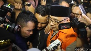 Foto: Potret Eks Menag Yaqut Cholil Berompi Oranye, Tutupi Borgol dengan Map (Ari Saputra/detikFoto)