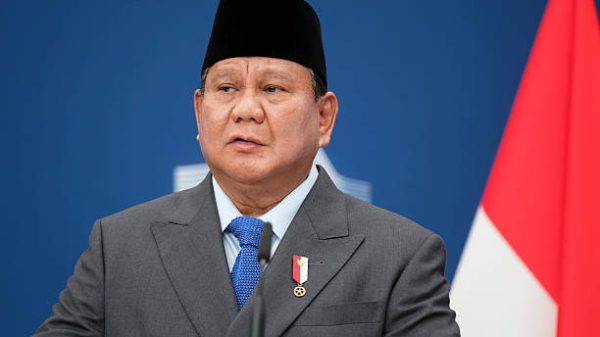 BRUSSELS BELGIA   13 Juli 2025 Presiden Indonesia Prabowo Subianto Djojohadikusumo dan Presiden Komisi Eropa Tidak Terlihat berbicara kepada media di akhir pertemuan bilateral di Berlaymont markas besar Komisi Uni Eropa pada 13 Juli 2025 di Brussels Belgia Diskusi tersebut berfokus pada Donald Trump yang mengumumkan biaya tambahan 30 untuk Uni Eropa dan Meksiko mulai 1 Agustus Foto oleh Thierry MonasseGetty Images