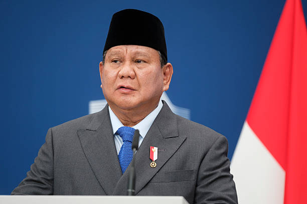 BRUSSELS BELGIA   13 Juli 2025 Presiden Indonesia Prabowo Subianto Djojohadikusumo dan Presiden Komisi Eropa Tidak Terlihat berbicara kepada media di akhir pertemuan bilateral di Berlaymont markas besar Komisi Uni Eropa pada 13 Juli 2025 di Brussels Belgia Diskusi tersebut berfokus pada Donald Trump yang mengumumkan biaya tambahan 30 untuk Uni Eropa dan Meksiko mulai 1 Agustus Foto oleh Thierry MonasseGetty Images