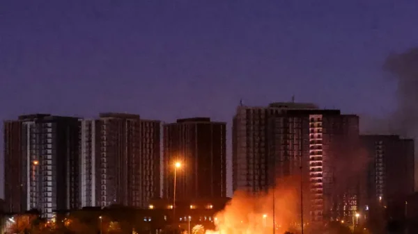 Api berkobar di luar halaman markas besar kedutaan besar Amerika Serikat di Zona Hijau Baghdad yang dijaga ketat pada 17 Maret setelah serangan drone dan roket menurut pejabat keamanan File AFP