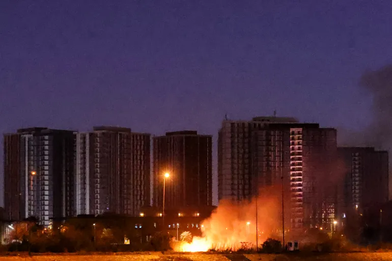 Api berkobar di luar halaman markas besar kedutaan besar Amerika Serikat di Zona Hijau Baghdad yang dijaga ketat pada 17 Maret setelah serangan drone dan roket menurut pejabat keamanan File AFP