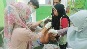 suasana-saat-korban-serangan-anjing-liar-mendapat-penanganan-medis-di-puskesmas-wonomulyo-1773928152880_169