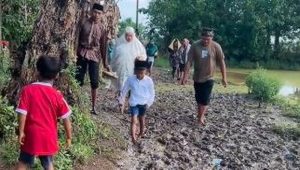 warga-berjalan-kaki-melewati-jalan-berlumpur-di-kota-makassar-untuk-melaksanakan-salat-idul-fitri-1447-hijriah-1774268875907_169