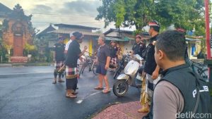 wn-amerika-serikat-as-ditangkap-pecalang-seusai-ketahuan-berkeliaran-di-jalan-raya-sukawati-saat-nyepi-kamis-2032026-1773906430584_169