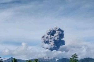 Gunung Dukono erupsi