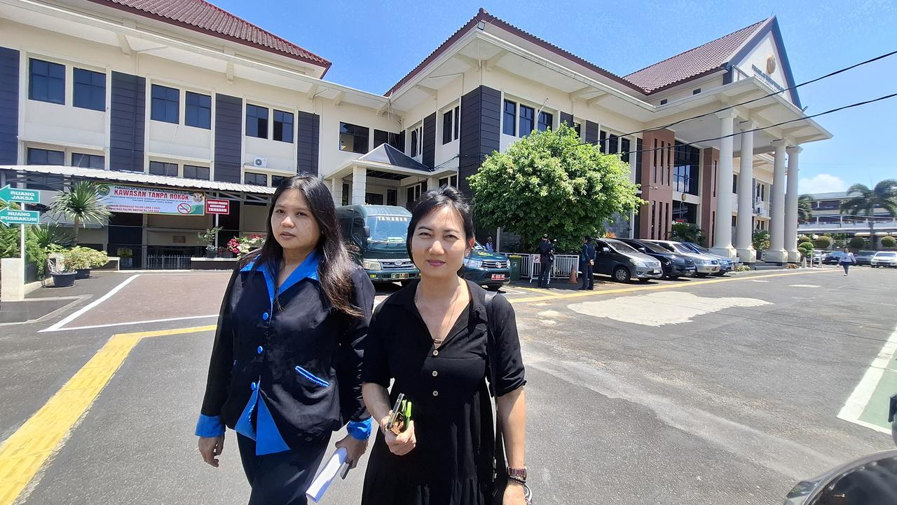 Korban Innawati menuntut keadilan atas kerugian yang dialaminya atas penipuan yang dilakukan karyawannya di PN Tanjungkarang, Bandar Lampung. (Liputan6.com/Ardi Munthe).