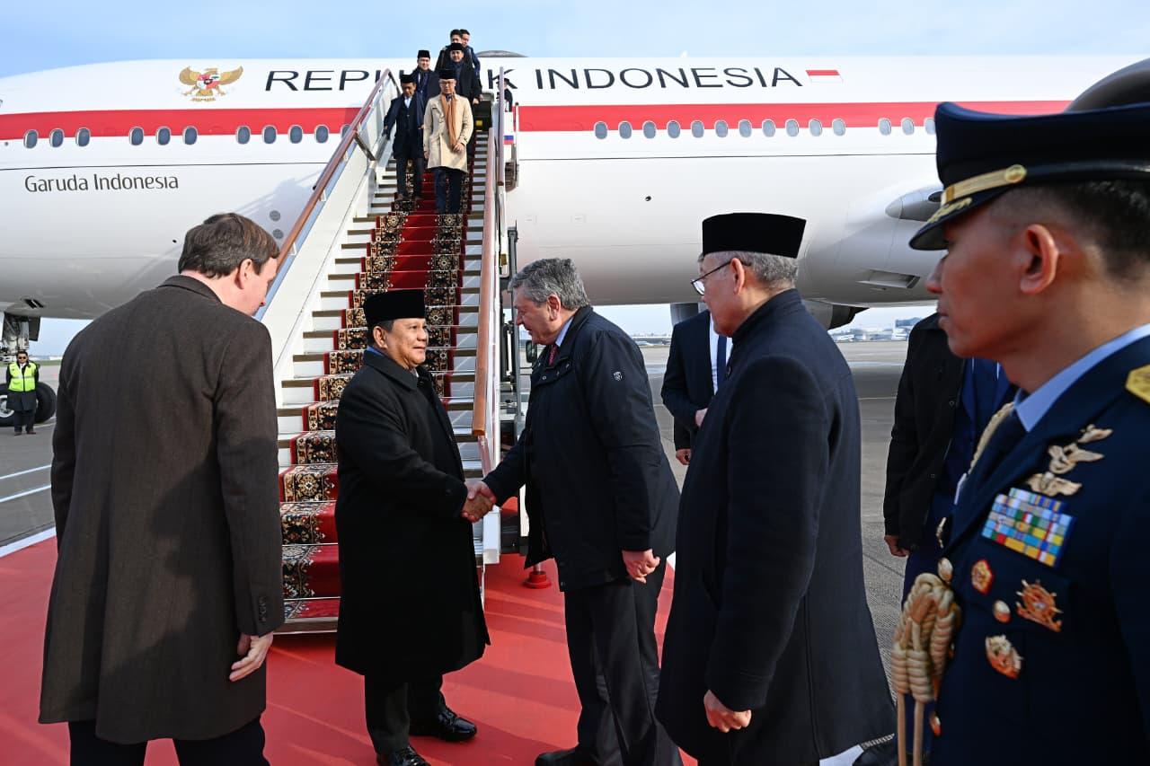 Presiden Republik Indonesia, Prabowo Subianto, tiba di Bandara Vnukovo-2, Moskow, Federasi Rusia, Senin (13/4/2026). (BPMI Setpres)