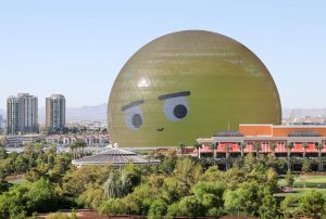 The Sphere menyala di Las Vegas. SBI Holdings sedang menjajaki rencana untuk membangun arena di Tokyo yang dimodelkan berdasarkan tempat pertunjukan imersif ikonik tersebut. | GETTY IMAGES / VIA BLOOMBERG