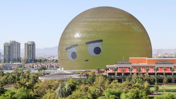 The Sphere menyala di Las Vegas SBI Holdings sedang menjajaki rencana untuk membangun arena di Tokyo yang dimodelkan berdasarkan tempat pertunjukan imersif ikonik tersebut | GETTY IMAGES  VIA BLOOMBERG