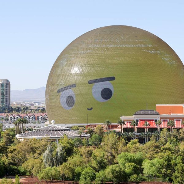 The Sphere menyala di Las Vegas. SBI Holdings sedang menjajaki rencana untuk membangun arena di Tokyo yang dimodelkan berdasarkan tempat pertunjukan imersif ikonik tersebut. | GETTY IMAGES / VIA BLOOMBERG