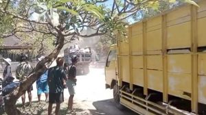 aksi-para-sopir-truk-sampah-yang-menerobos-masuk-ke-tpa-suwung-kamis-242026-facebook-i-gusti-putu-artha-1775128384882_169