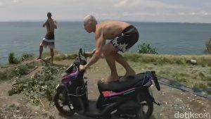 bule-melakukan-aksi-lompat-dari-tebing-ke-laut-menggunakan-sepeda-motor-di-pantai-balangan-kuta-selatan-badung-bali-1774672625449_169