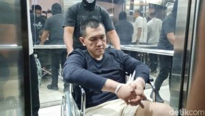 buronan-kasus-narkoba-andre-fernando-the-doctor-tiba-di-bareskrim-usai-ditangkap-di-malaysia-andre-dibawa-petugas-menggunakan--1775481991414_169