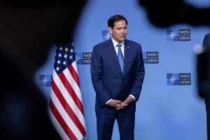 BRUSSELS, BELGIA - 3 April 2025: Menteri Luar Negeri AS Marco Rubio berbicara dalam konferensi pers bersama dengan Sekretaris Jenderal NATO Mark Rutte selama pertemuan Menteri Luar Negeri NATO di Markas Besar NATO di Brussels, Belgia. Para Menteri Luar Negeri NATO berkumpul di Brussels untuk KTT dua hari guna membahas prioritas keamanan, termasuk investasi pertahanan dan solusi untuk mencapai perdamaian abadi bagi perang Rusia di Ukraina. KTT ini berlangsung di tengah ketegangan baru antara AS dan sekutu NATO terkait kebijakan Presiden AS Donald Trump, termasuk serangkaian tarif baru yang diumumkan pada hari Rabu. (Foto oleh Omar Havana/Getty Images)