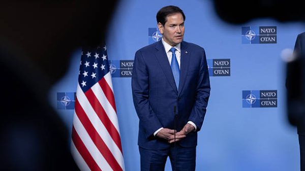 BRUSSELS BELGIA   3 April 2025 Menteri Luar Negeri AS Marco Rubio berbicara dalam konferensi pers bersama dengan Sekretaris Jenderal NATO Mark Rutte selama pertemuan Menteri Luar Negeri NATO di Markas Besar NATO di Brussels Belgia Para Menteri Luar Negeri NATO berkumpul di Brussels untuk KTT dua hari guna membahas prioritas keamanan termasuk investasi pertahanan dan solusi untuk mencapai perdamaian abadi bagi perang Rusia di Ukraina KTT ini berlangsung di tengah ketegangan baru antara AS dan sekutu NATO terkait kebijakan Presiden AS Donald Trump termasuk serangkaian tarif baru yang diumumkan pada hari Rabu Foto oleh Omar HavanaGetty Images