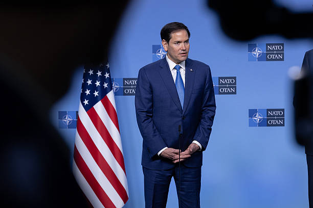 BRUSSELS BELGIA   3 April 2025 Menteri Luar Negeri AS Marco Rubio berbicara dalam konferensi pers bersama dengan Sekretaris Jenderal NATO Mark Rutte selama pertemuan Menteri Luar Negeri NATO di Markas Besar NATO di Brussels Belgia Para Menteri Luar Negeri NATO berkumpul di Brussels untuk KTT dua hari guna membahas prioritas keamanan termasuk investasi pertahanan dan solusi untuk mencapai perdamaian abadi bagi perang Rusia di Ukraina KTT ini berlangsung di tengah ketegangan baru antara AS dan sekutu NATO terkait kebijakan Presiden AS Donald Trump termasuk serangkaian tarif baru yang diumumkan pada hari Rabu Foto oleh Omar HavanaGetty Images
