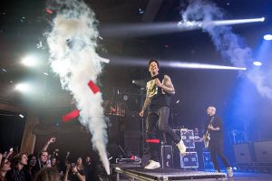 MONTREAL, QUEBEC - 16 Desember: Pierre Bouvier dan Jeff Stinco dari Simple Plan tampil selama Konser Amal Simple Plan & Friends di Théâtre Beanfield pada 16 Desember 2025 di Montreal, Quebec. (Foto oleh Andrej Ivanov/Getty Images)