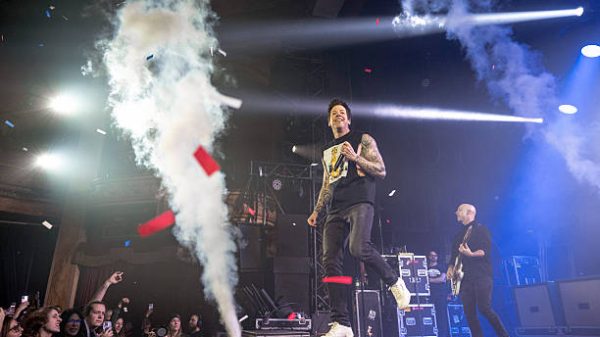 MONTREAL, QUEBEC - 16 Desember: Pierre Bouvier dan Jeff Stinco dari Simple Plan tampil selama Konser Amal Simple Plan & Friends di Théâtre Beanfield pada 16 Desember 2025 di Montreal, Quebec. (Foto oleh Andrej Ivanov/Getty Images)