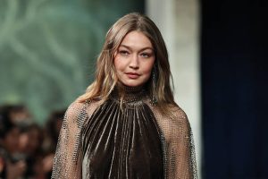 NEW YORK, NEW YORK - 10 Februari: Gigi Hadid berjalan di atas panggung peragaan busana Ralph Lauren selama New York Fashion Week pada 10 Februari 2026 di Kota New York. (Foto oleh Dia Dipasupil/Getty Images)
