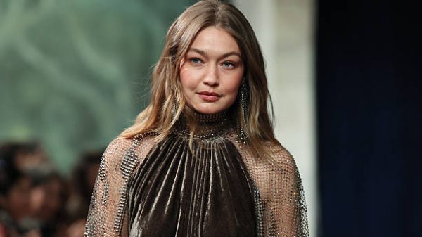 NEW YORK NEW YORK   10 Februari Gigi Hadid berjalan di atas panggung peragaan busana Ralph Lauren selama New York Fashion Week pada 10 Februari 2026 di Kota New York Foto oleh Dia DipasupilGetty Images