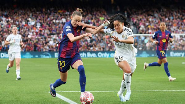 Caroline Graham Hansen dan Yasmim Assis Ribeiro bermain selama pertandingan antara FC Barcelona Femeni dan Real Madrid Femenino leg kedua perempat final Liga Champions Wanita UEFA di Spotify Camp Nou di Barcelona ​​Spanyol pada 2 April 2026 Foto oleh Joan VallsUrbanandsportNurPhoto via Getty Images