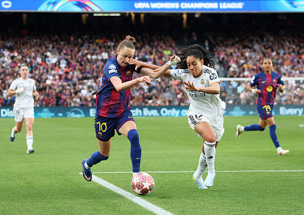 Caroline Graham Hansen dan Yasmim Assis Ribeiro bermain selama pertandingan antara FC Barcelona Femeni dan Real Madrid Femenino leg kedua perempat final Liga Champions Wanita UEFA di Spotify Camp Nou di Barcelona ​​Spanyol pada 2 April 2026 Foto oleh Joan VallsUrbanandsportNurPhoto via Getty Images