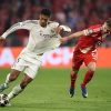 MUNICH, JERMAN - 15 APRIL: Jude Bellingham dari Real Madrid dihalangi oleh Joshua Kimmich dari FC Bayern Munich selama pertandingan leg kedua perempat final Liga Champions UEFA 2025/26 antara FC Bayern München dan Real Madrid CF di Football Arena Munich pada 15 April 2026 di Munich, Jerman. (Foto oleh Alex Grimm/Getty Images)