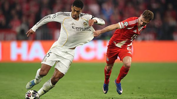 MUNICH, JERMAN - 15 APRIL: Jude Bellingham dari Real Madrid dihalangi oleh Joshua Kimmich dari FC Bayern Munich selama pertandingan leg kedua perempat final Liga Champions UEFA 2025/26 antara FC Bayern München dan Real Madrid CF di Football Arena Munich pada 15 April 2026 di Munich, Jerman. (Foto oleh Alex Grimm/Getty Images)